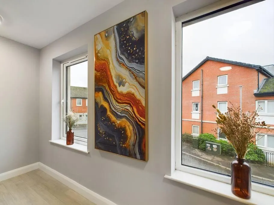 Sleek 2-Bedroom Stay In Belfast