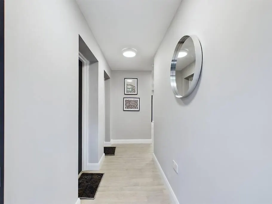 Sleek 2-Bedroom Stay In Belfast